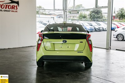 2016 Toyota Prius - Thumbnail