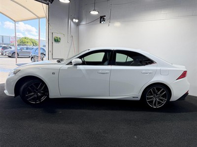 2013 Lexus IS 300h - Thumbnail