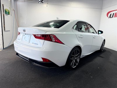 2013 Lexus IS 300h - Thumbnail