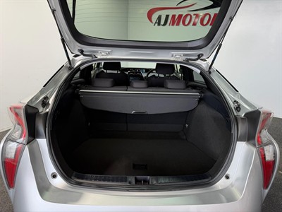 2016 Toyota Prius - Thumbnail