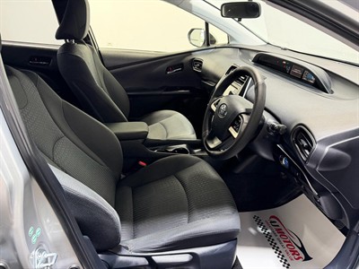 2016 Toyota Prius - Thumbnail
