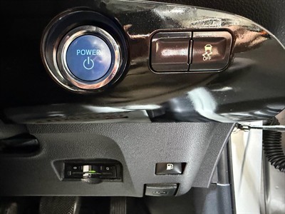 2016 Toyota Prius - Thumbnail