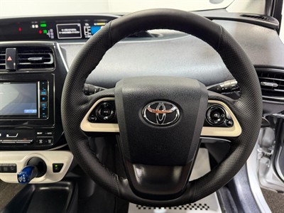 2016 Toyota Prius - Thumbnail
