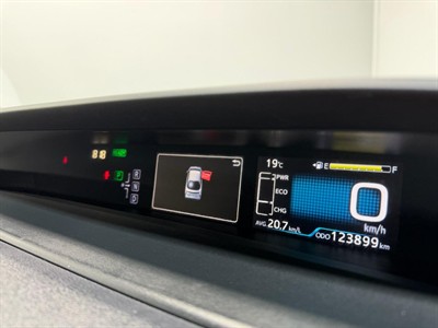2016 Toyota Prius - Thumbnail