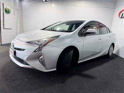 2016 Toyota Prius - Thumbnail
