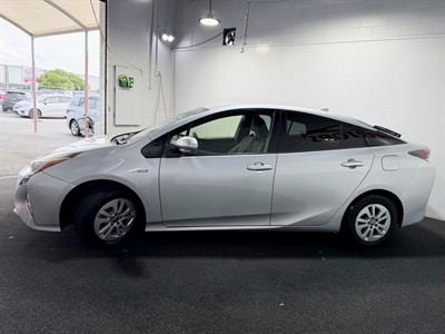 2016 Toyota Prius - Thumbnail