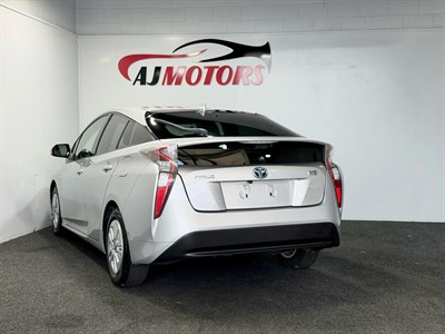 2016 Toyota Prius - Thumbnail