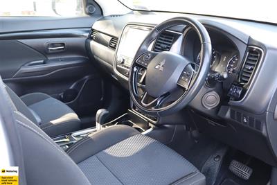 2022 Mitsubishi Outlander - Thumbnail