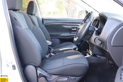 2022 Mitsubishi Outlander - Thumbnail