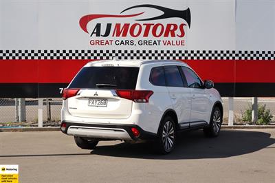 2022 Mitsubishi Outlander - Thumbnail