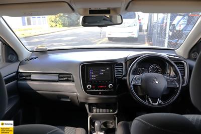 2022 Mitsubishi Outlander - Thumbnail