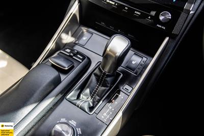 2017 Nissan Serena - Thumbnail