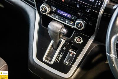 2017 Nissan Serena - Thumbnail