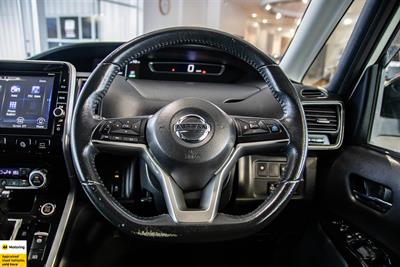 2017 Nissan Serena - Thumbnail