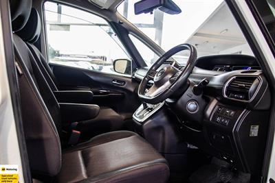 2017 Nissan Serena - Thumbnail