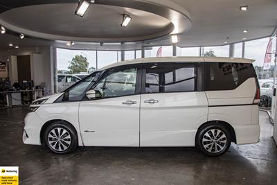 2017 Nissan Serena - Thumbnail