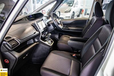 2017 Nissan Serena - Thumbnail