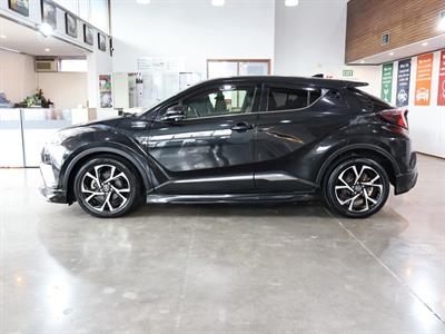 2017 Toyota C-HR - Thumbnail