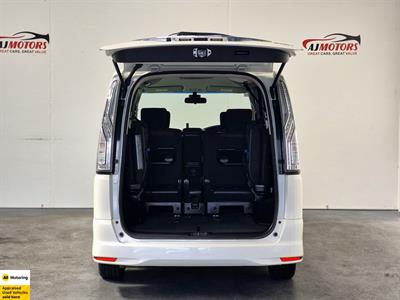 2014 Nissan Serena - Thumbnail