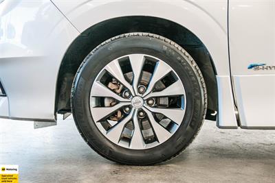 2017 Nissan Serena - Thumbnail