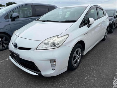 2015 Toyota Prius - Thumbnail