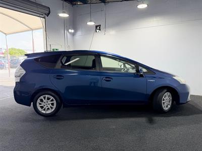 2013 Toyota Prius Alpha - Thumbnail