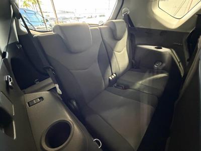 2013 Toyota Prius Alpha - Thumbnail