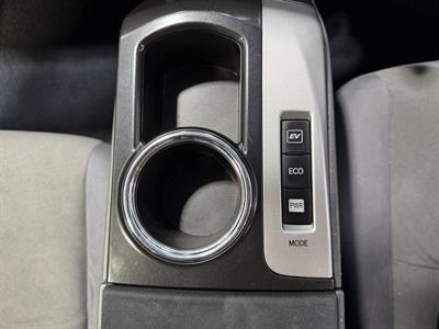 2013 Toyota Prius Alpha - Thumbnail