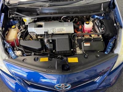 2013 Toyota Prius Alpha - Thumbnail