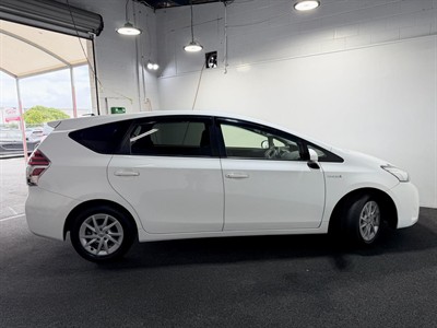 2020 Toyota Prius Alpha - Thumbnail