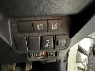 2020 Toyota Prius Alpha - Thumbnail