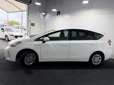 2020 Toyota Prius Alpha - Thumbnail