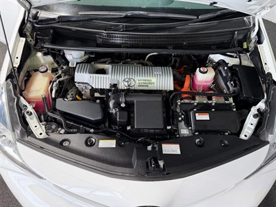 2020 Toyota Prius Alpha - Thumbnail