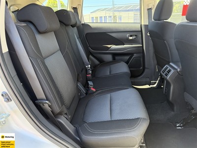 2022 Mitsubishi Outlander - Thumbnail