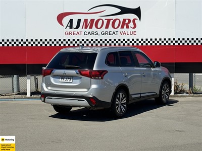 2022 Mitsubishi Outlander - Thumbnail