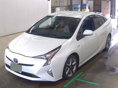 2016 Toyota Prius - Thumbnail