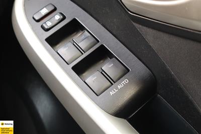 2016 Toyota Prius - Thumbnail