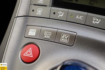 2016 Toyota Prius - Thumbnail