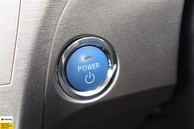 2016 Toyota Prius - Thumbnail