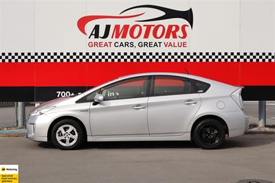 2016 Toyota Prius - Thumbnail