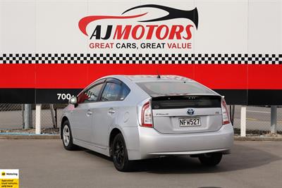 2016 Toyota Prius - Thumbnail