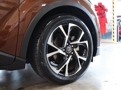 2017 Toyota C-HR - Thumbnail