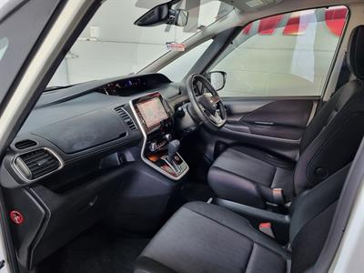 2019 Nissan Serena - Thumbnail