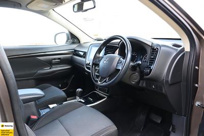 2022 Mitsubishi Outlander - Thumbnail