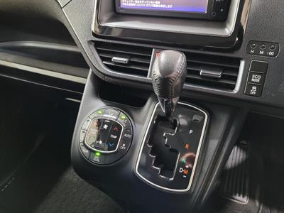 2014 Toyota Voxy - Thumbnail