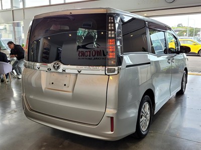 2014 Toyota Voxy - Thumbnail