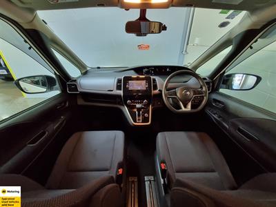 2017 Nissan Serena - Thumbnail