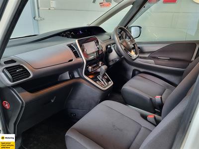 2017 Nissan Serena - Thumbnail