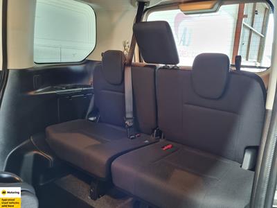 2017 Nissan Serena - Thumbnail