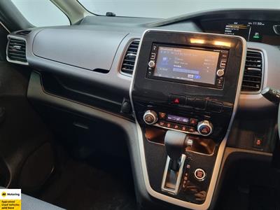 2017 Nissan Serena - Thumbnail